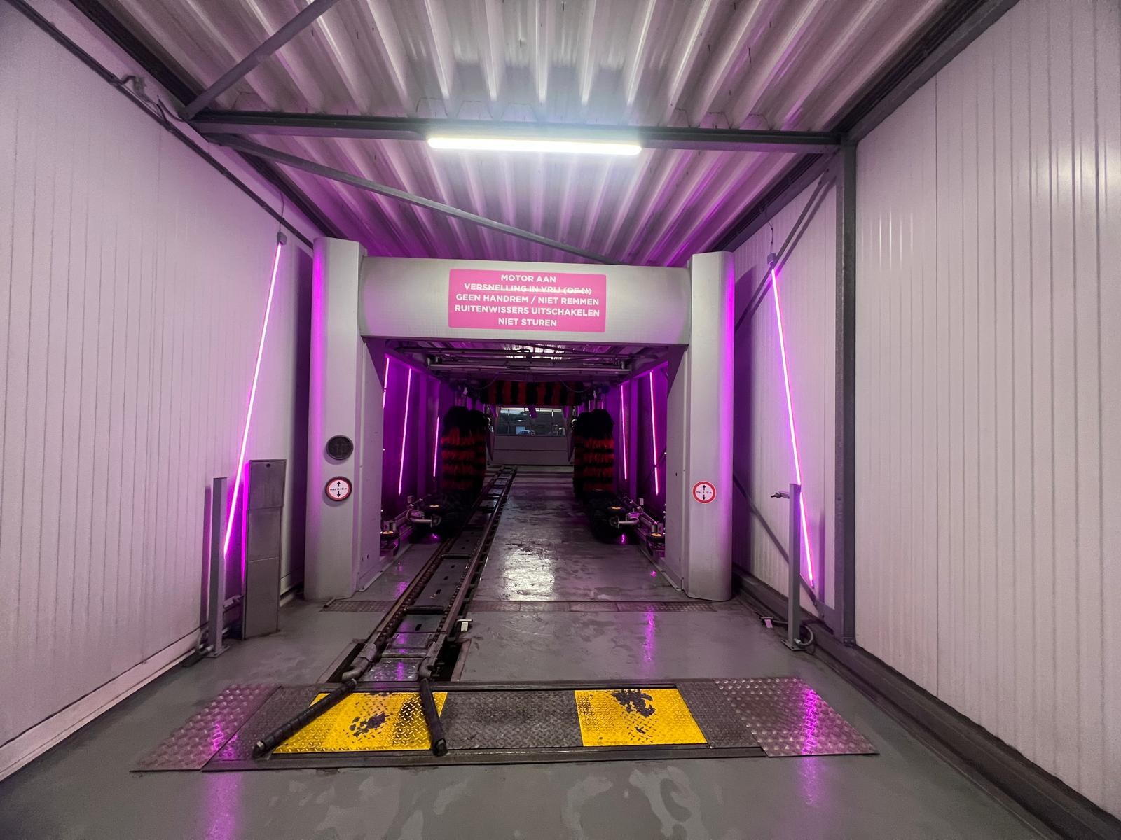 Eindresultaat van de roze verlichting in de wasstraat