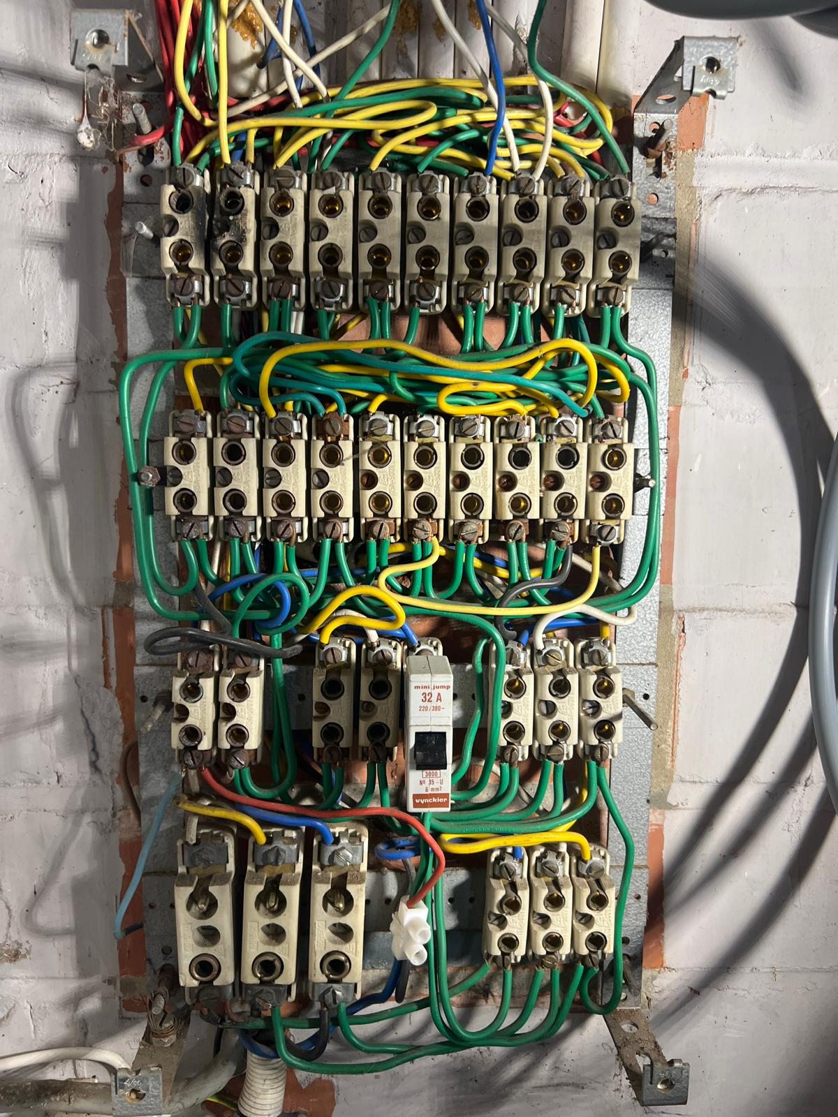 Meterkast aan het begin van de vernieuwing