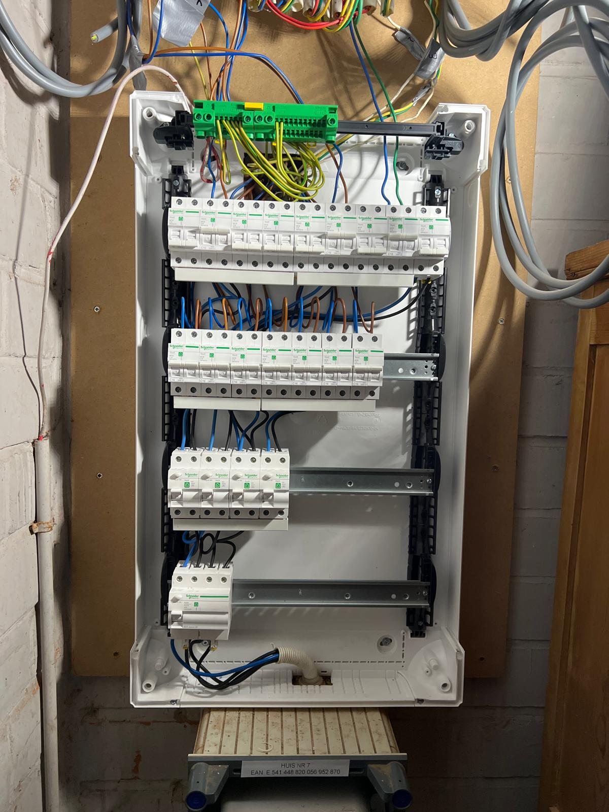 Meterkast tijdens de montage