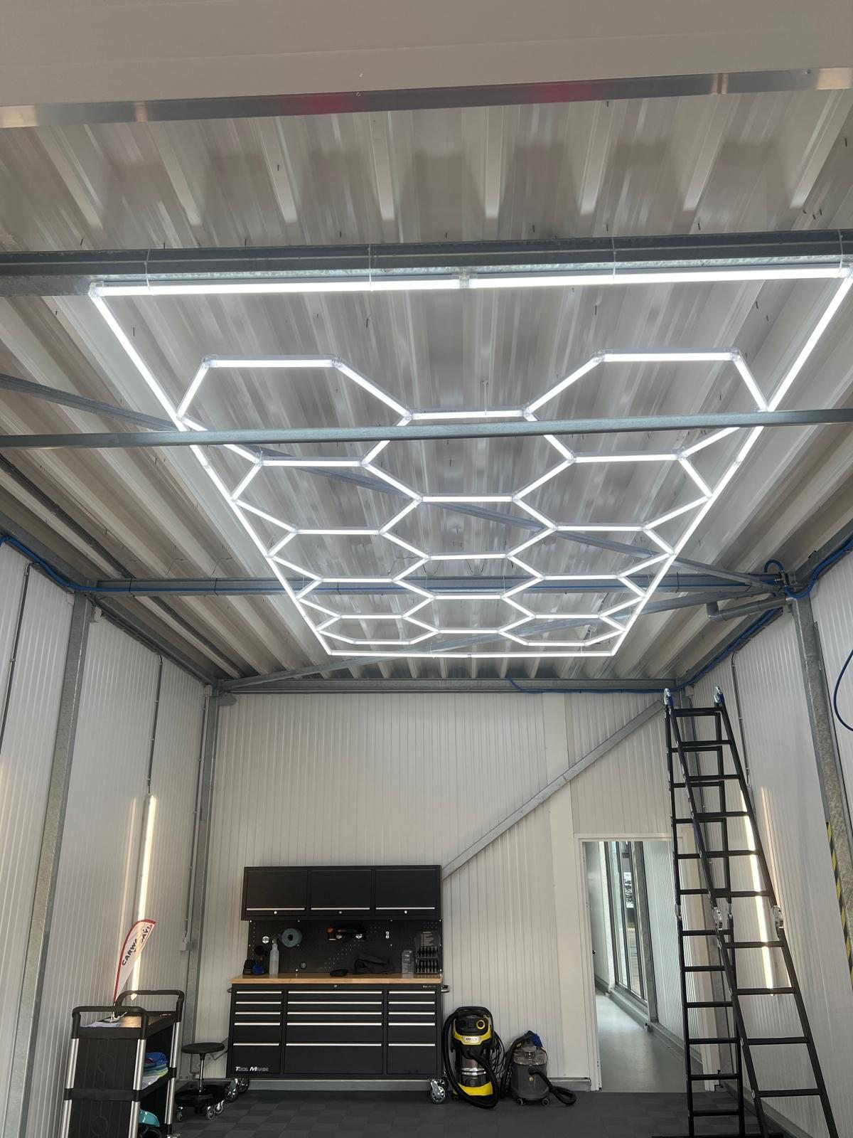 Eindresultaat van de geometrische verlichting in de werkplaats