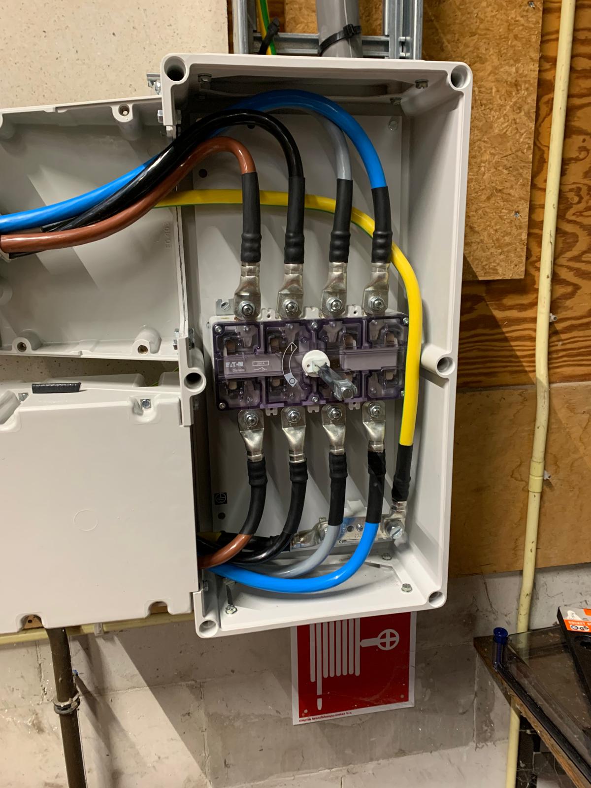 Aansluitwerk in een technische kast