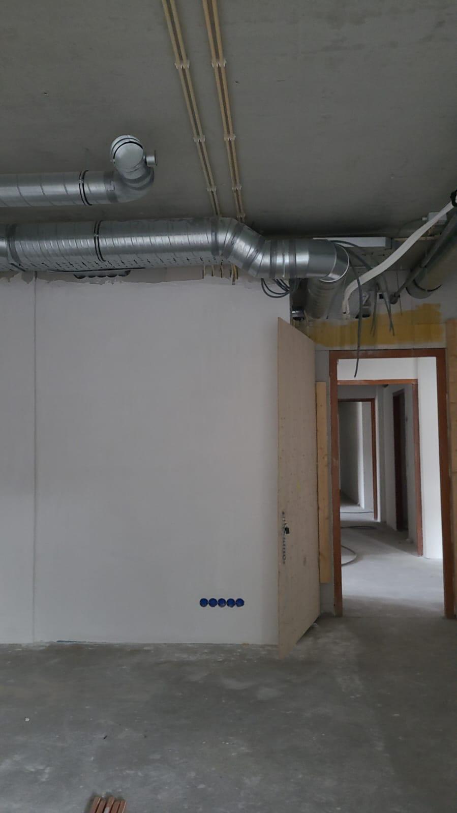 Binnenruimte met installatiewerk en ventilatiekanalen