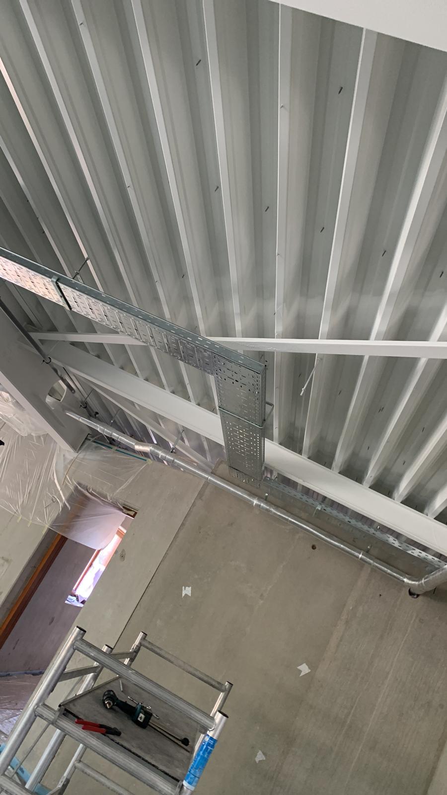 Kabeltracé en draagconstructie aan het plafond